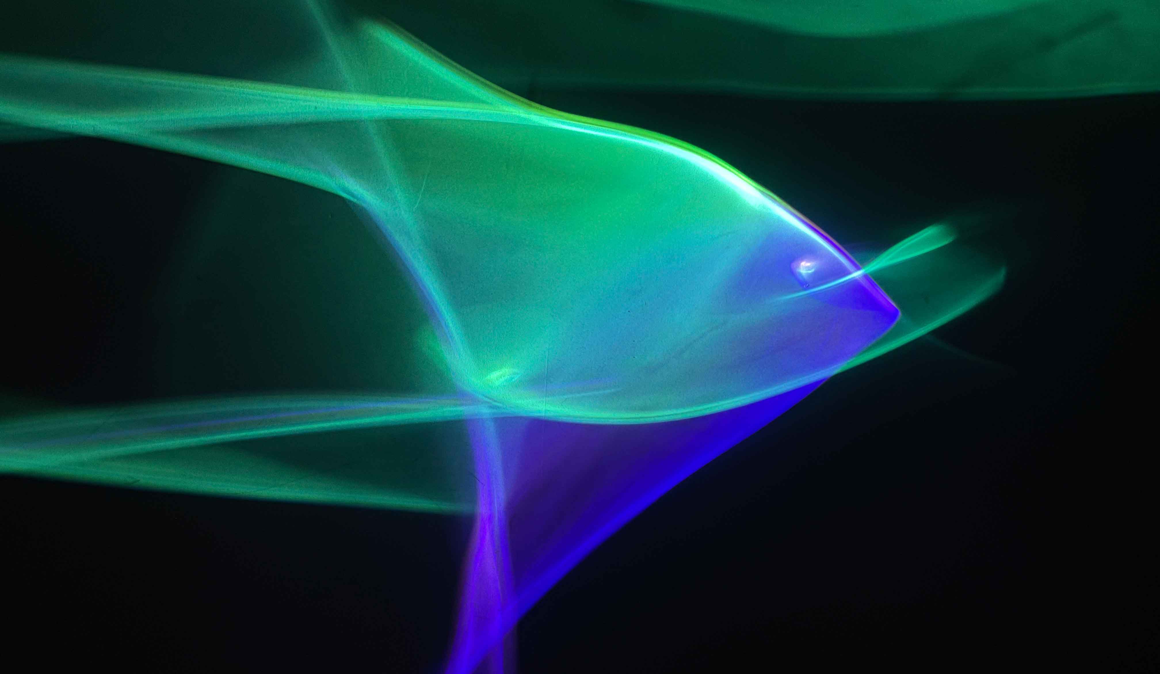 Lichtinstallation inspiriert vom Naturphänomen der Nordlichter, entworfen von Cyril Keller