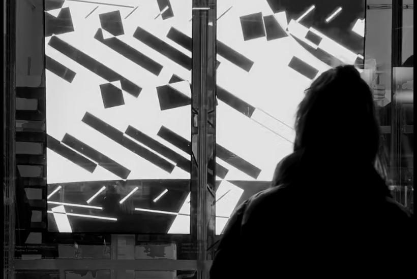 Digitales Plakat, das auf vorbeigehende Personen reagiert, gestaltet von Cyril Keller